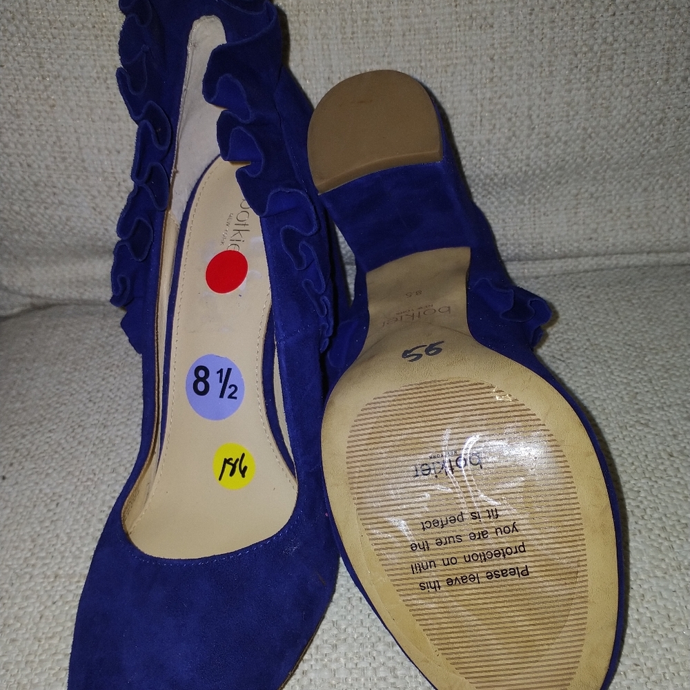 Ruffle suede shoes